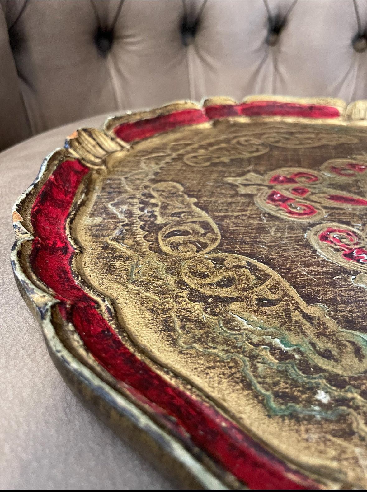 Vassoio vintage da comodino in stile fiorentino con decorazioni barocche dorate e rosse, artigianato italiano antico