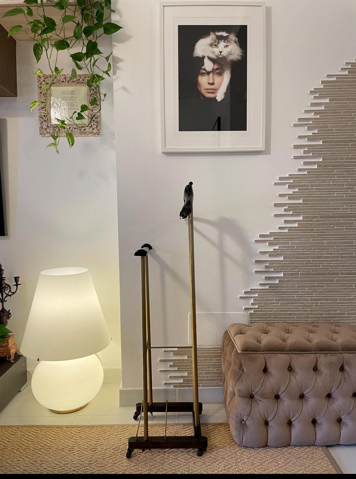 Appendiabiti vintage in legno stile mid century rustic per organizzare abiti e accessori in ambiente elegante