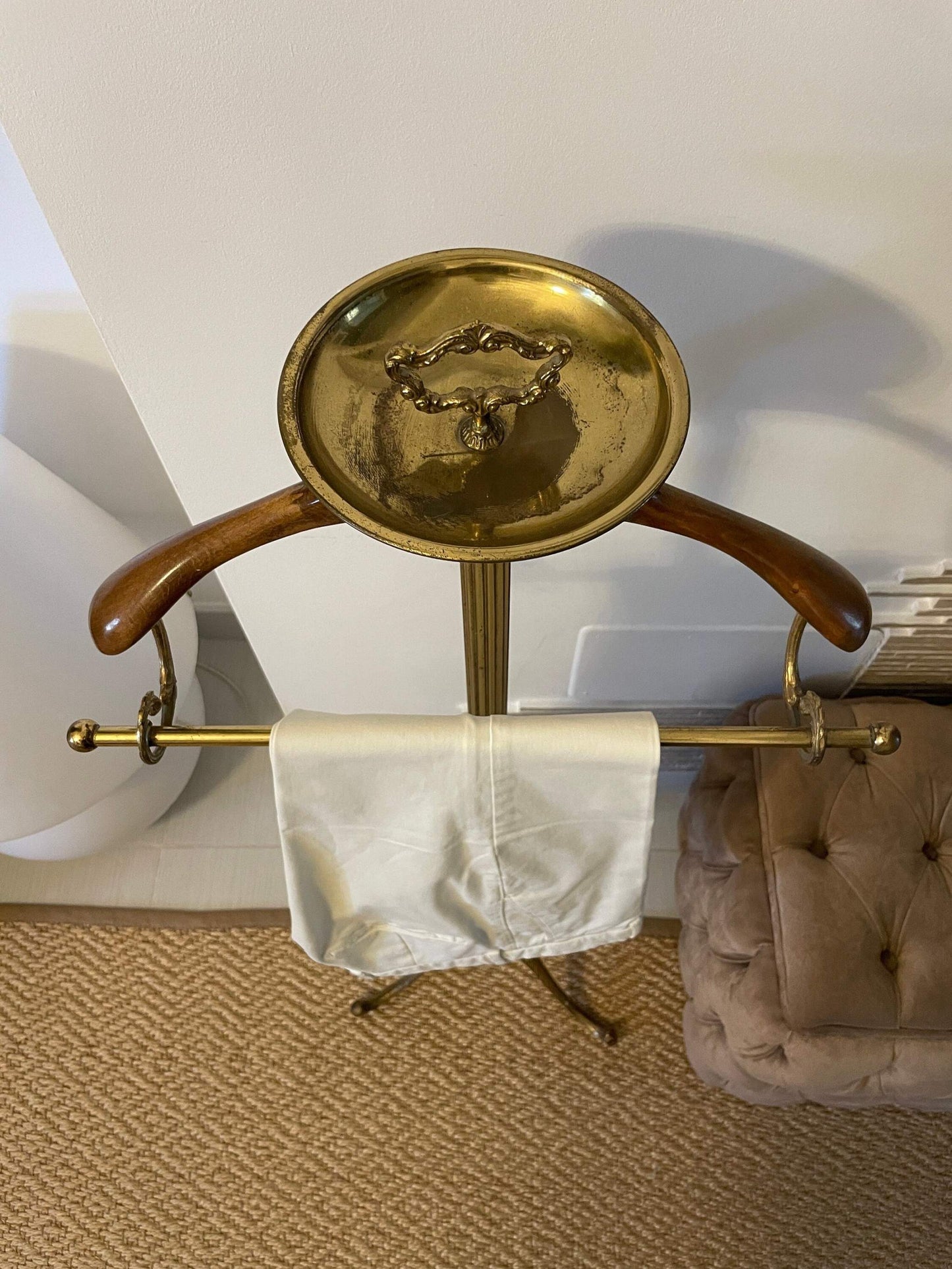 Servomuto clothes valet vintage design in legno e ottone, porta abiti multifunzionale anni 60 made in Italy