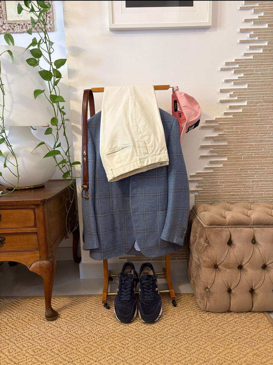 Fratelli Reguitti appendiabiti vintage in legno con giacca, pantaloni e scarpe, design italiano elegante e funzionale