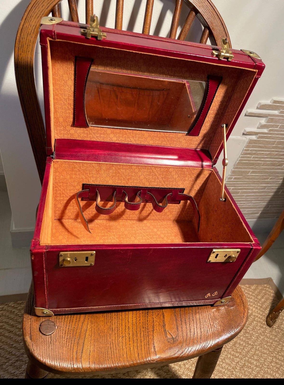 scatola porta gioie vintage in pelle rossa con specchio interno e scomparti per anelli e orecchini design italiano di lusso