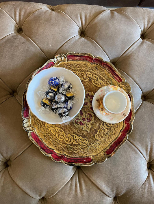 Set di due vassoi da comodino vintage in stile barocco fiorentino antico decorato a mano con colori dorati e dettagli raffinati