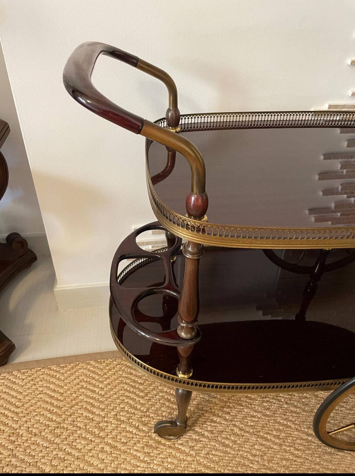 carrello bar vintage italiano in ottone con ruote, pannelli in vetro e design mid century anni 50, stile Hollywood Regency