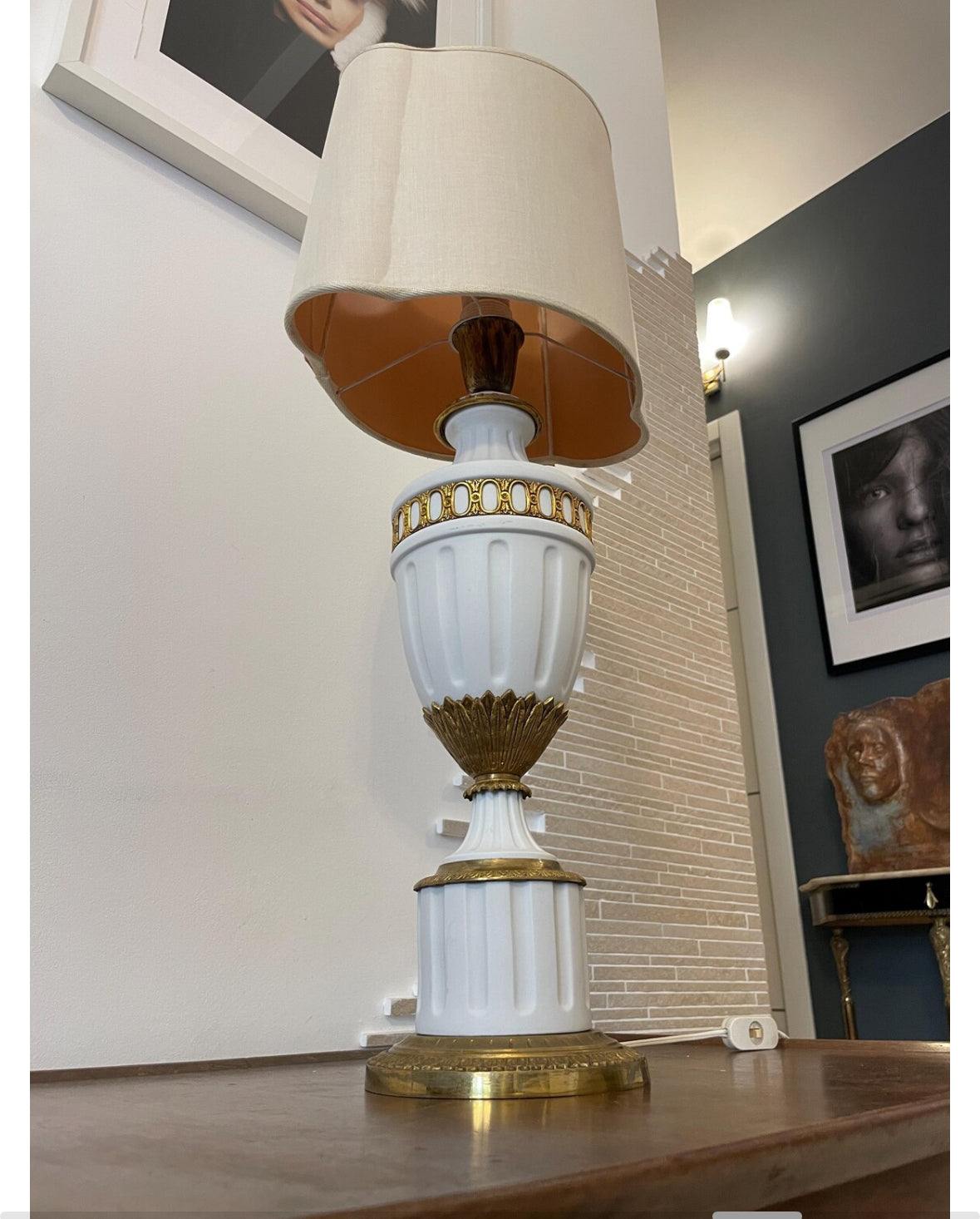 Lampada da tavolo elegante in ceramica bianca e dettagli in ottone dorato stile vintage classico