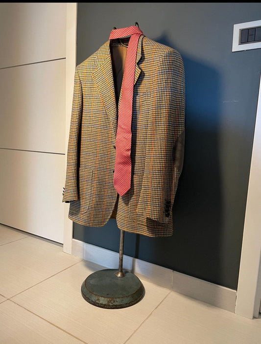 Attaccapanni stile industrial vintage con base metallica pesante e ganci in legno minimalista realizzato in Italia