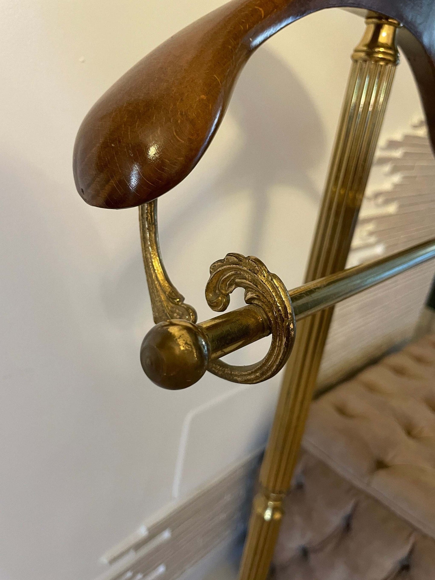Servomuto clothes valet vintage in legno e ottone design italiano anni 60 per abiti e accessori