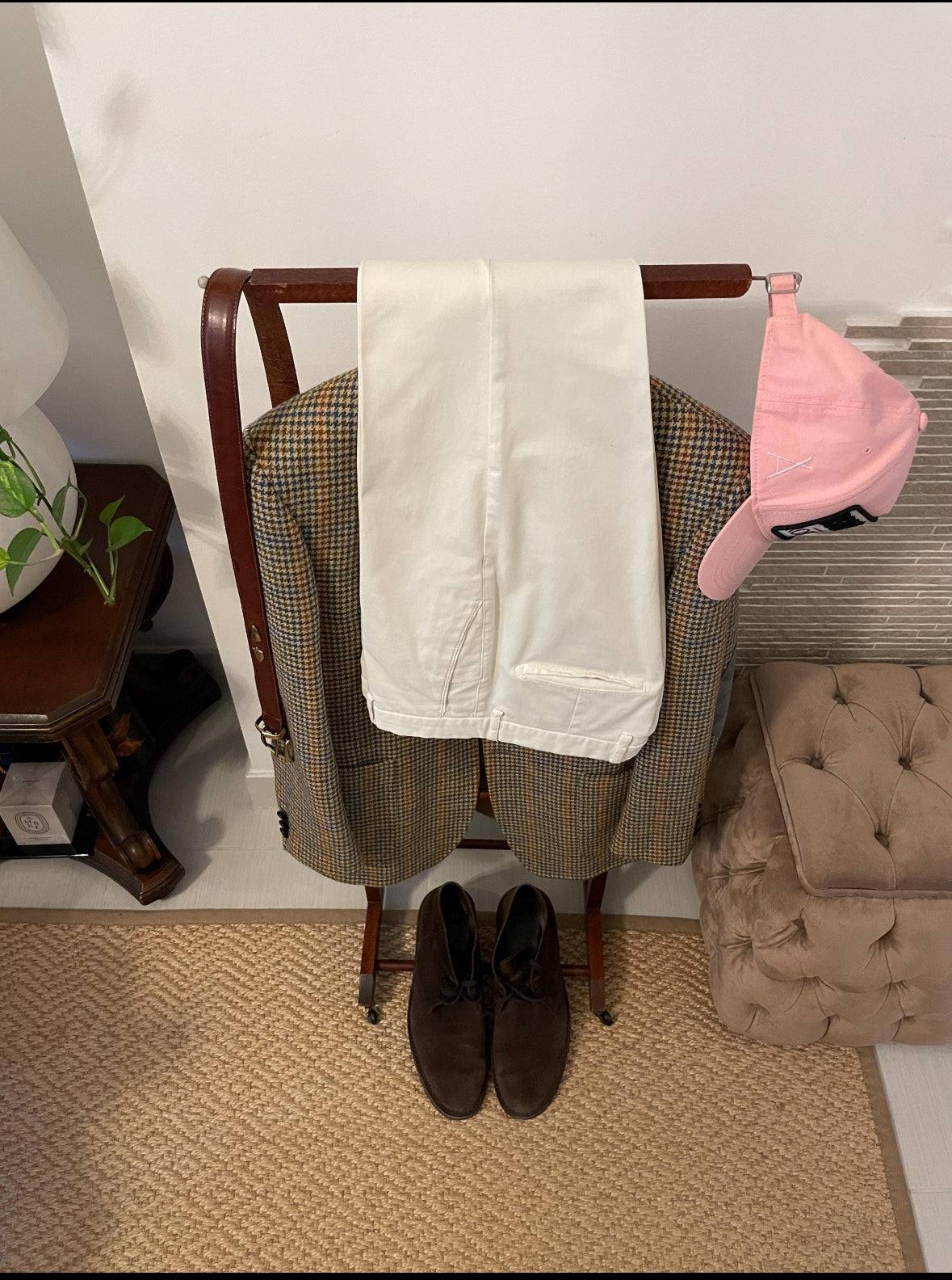 appendiabiti vintage Fratelli Reguitti in legno con giacca, pantaloni, scarpe e cappello rosa