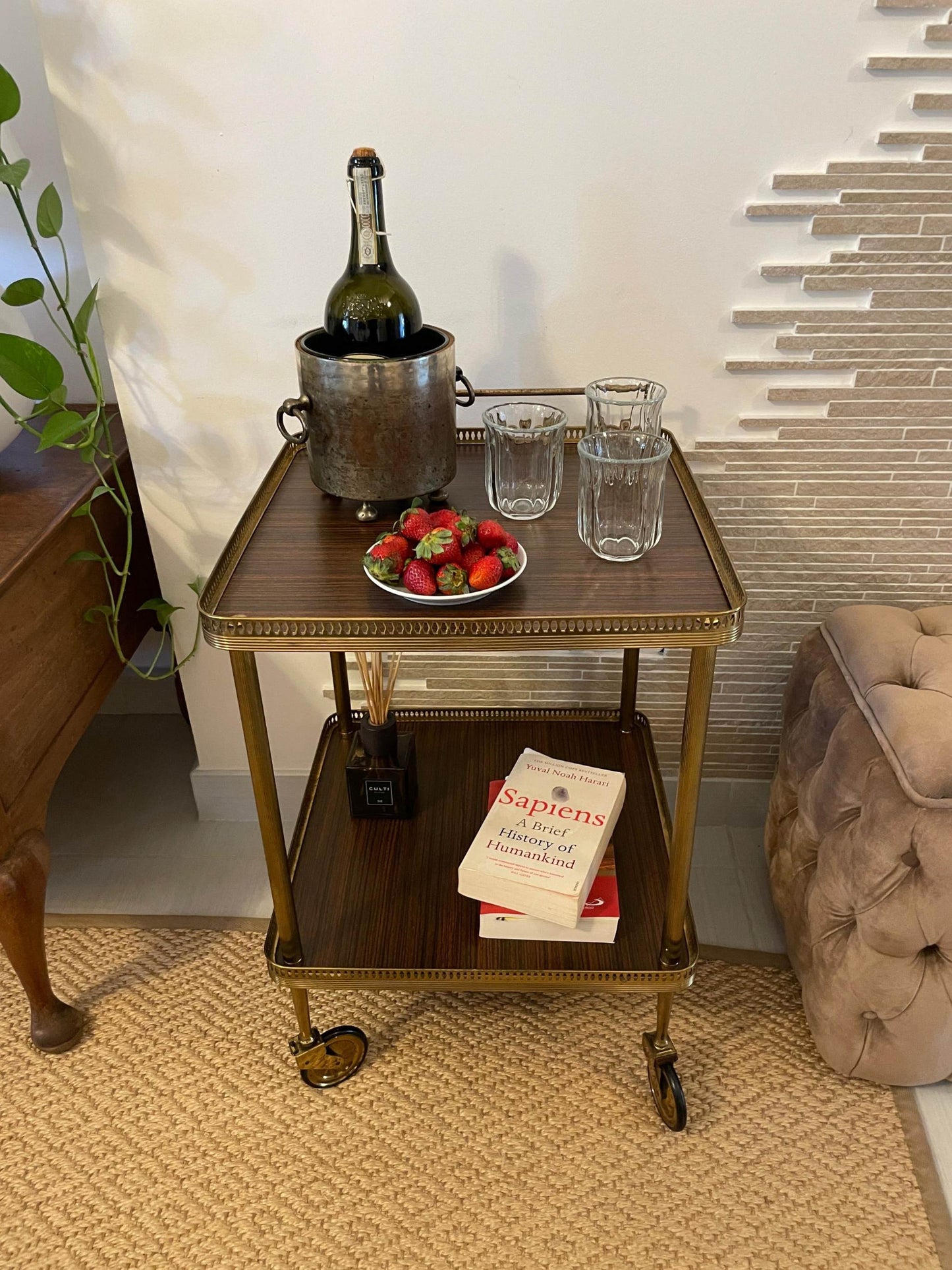 carrello vintage in ottone anni 50 italiano con ruote e pannelli in legno su due livelli per bevande e libri