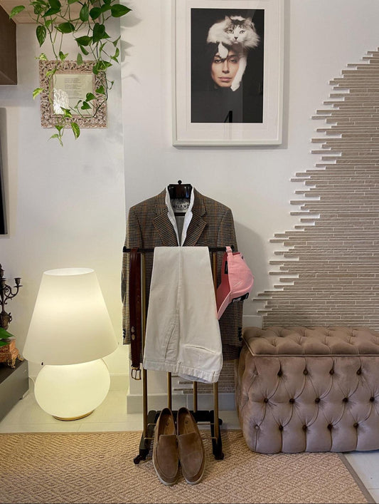 appendiabiti vintage mid century rustic in legno con giacca pantaloni e scarpe organizzati in ambiente elegante