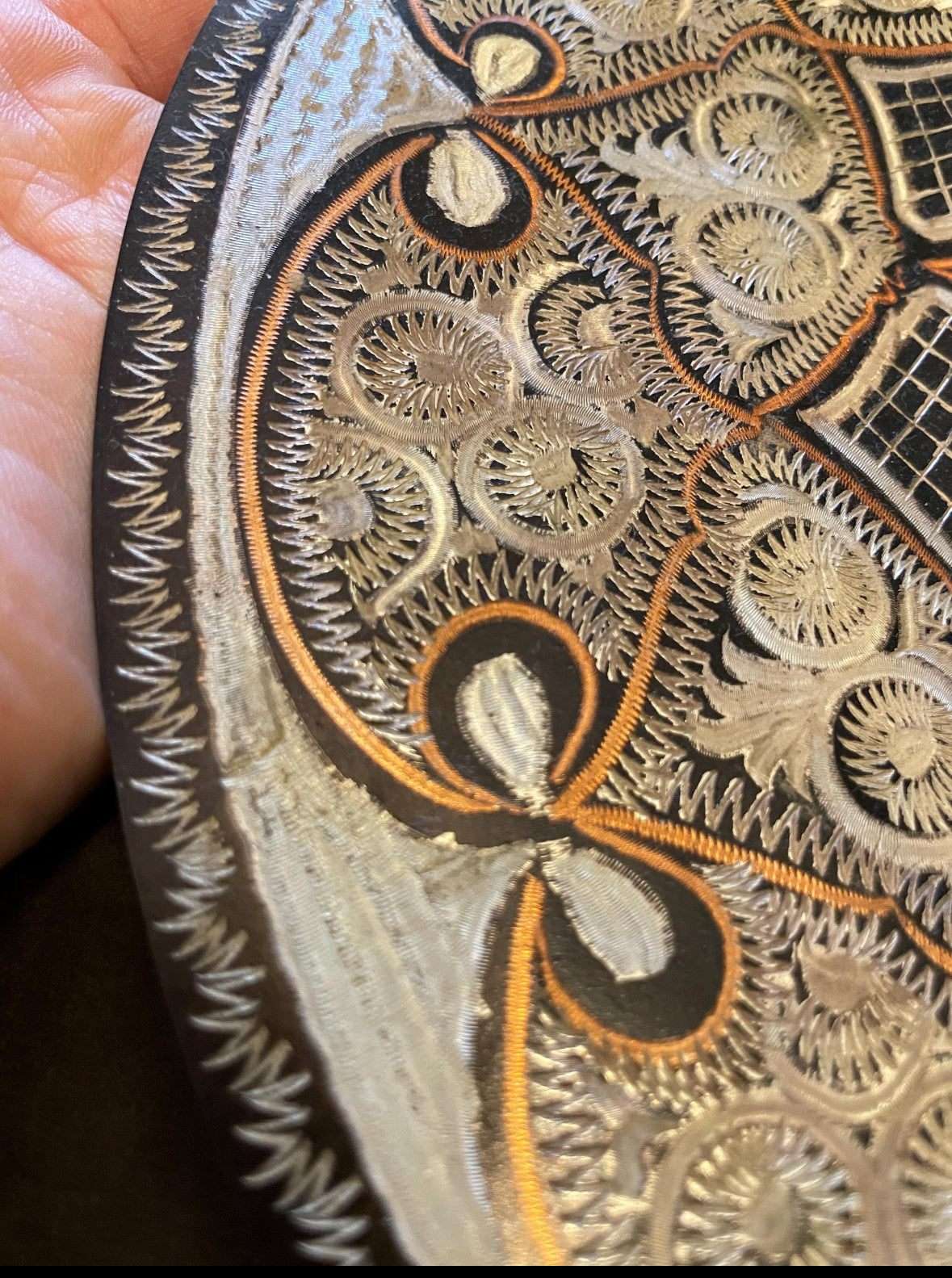 Vassoio ornamentale artigianale di lusso con motivi geometrici e floreali in metallo pregiato per tè e caffè.
