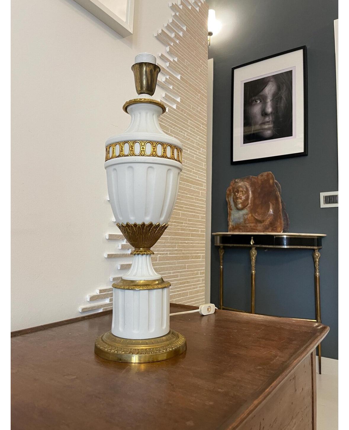 Lampada da tavolo elegante in ceramica bianca e ottone dorato design vintage classico urnato