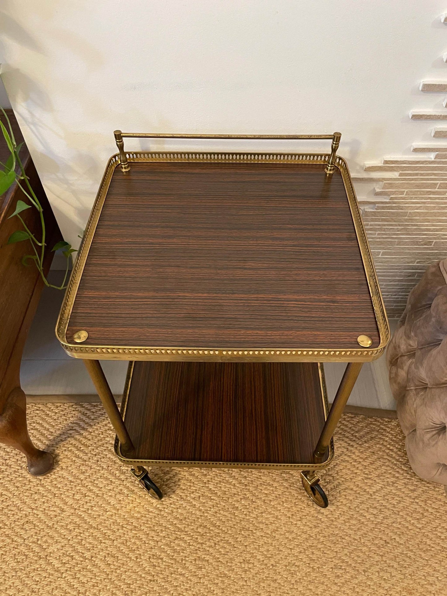 carrello vintage in ottone italiano con piano in legno e ruote, stile Hollywood Regency anni '50, trolley bar mid century elegante