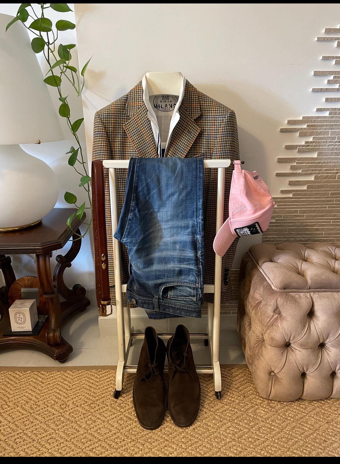 Fratelli Reguitti valet stand vintage in legno con giacca, jeans, cintura, cappellino e scarpe elegante organizer uomo