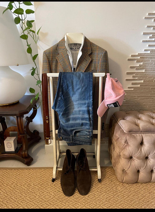 Fratelli Reguitti valet stand vintage in legno con giacca, jeans, cintura, cappellino e scarpe elegante organizer uomo