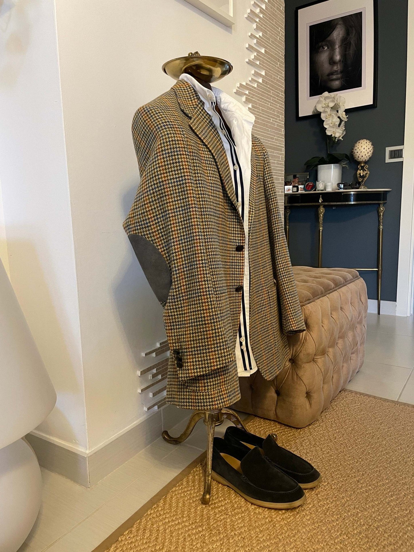 servomuto clothes valet vintage in legno con design italiano anni 60, porta abiti con giacca, camicia e scarpe nere in ambiente elegante
