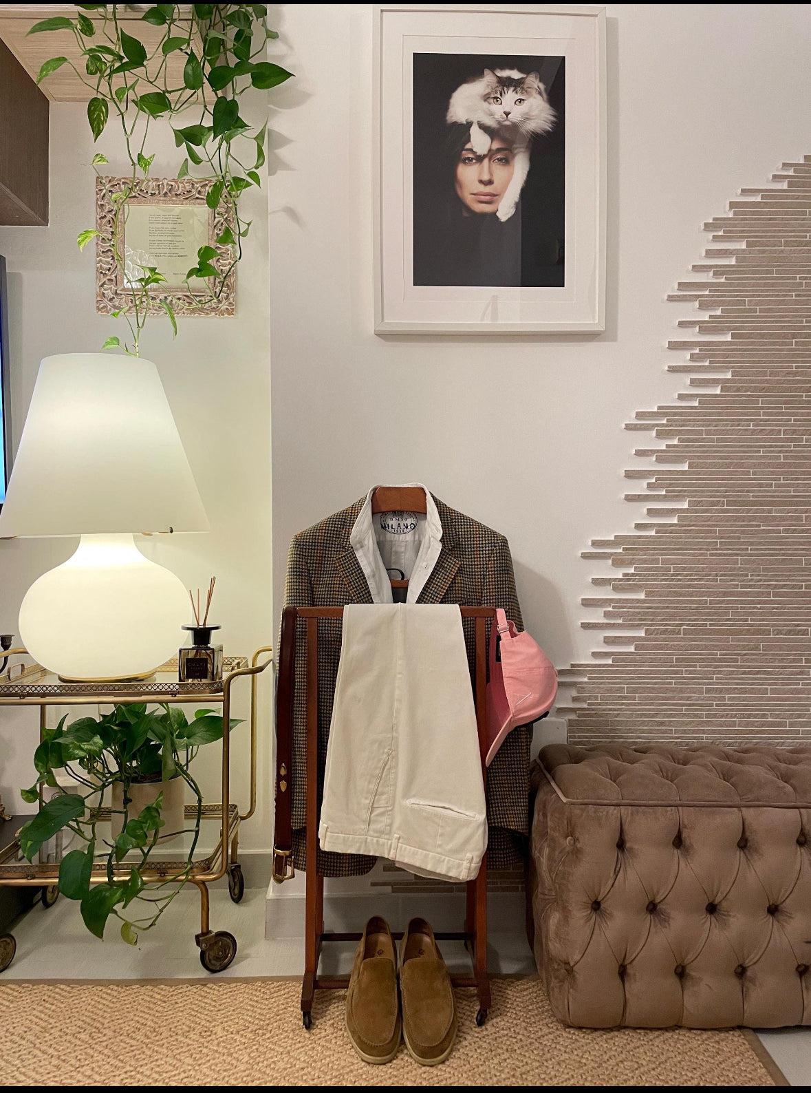 attaccapanni vintage in legno Made in Italy con giacca, pantaloni e accessori in ambiente elegante
