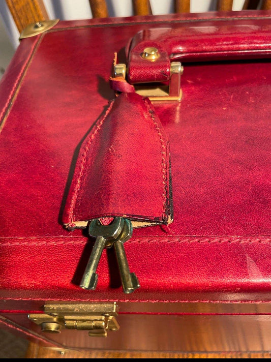 scatola porta gioielli vintage in pelle rossa artigianale con chiavi e finiture in ottone made in Italy luxury design