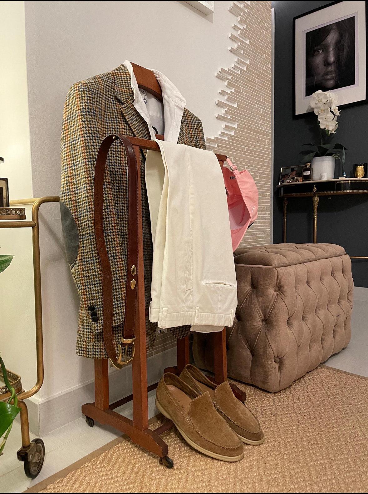 servomuto vintage in legno Made in Italy con giacca e pantaloni appesi in ambiente elegante