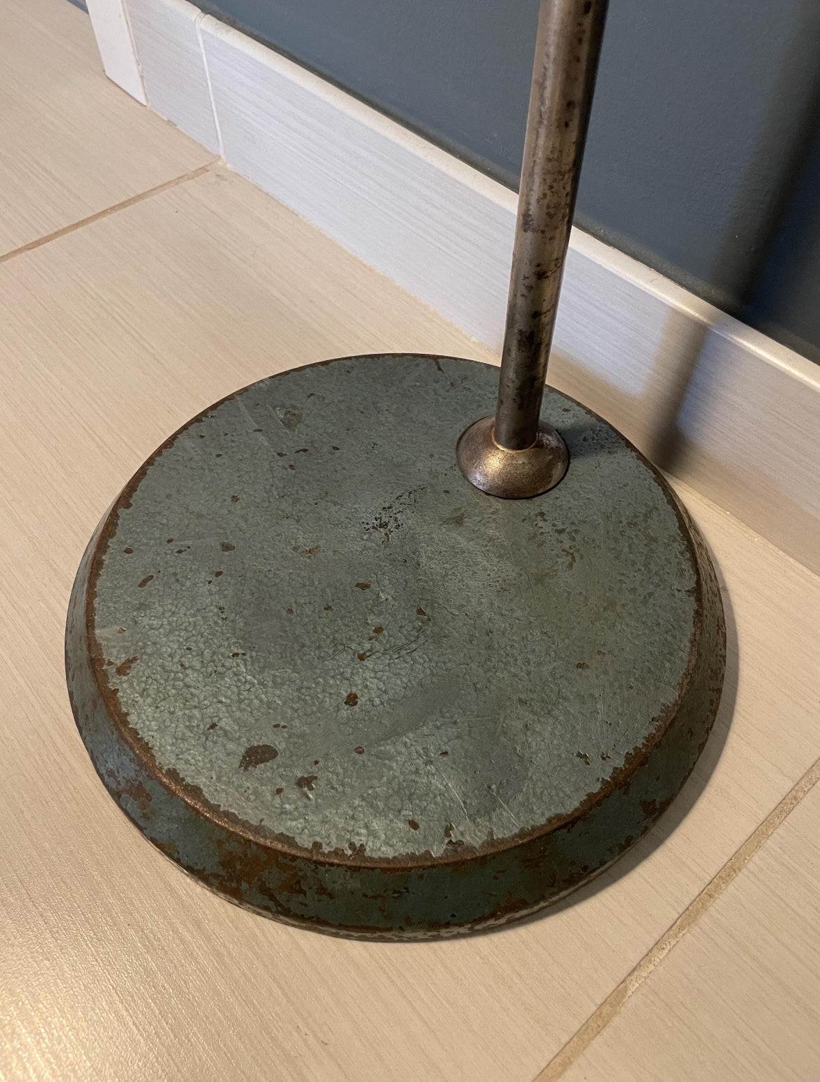 base pesante in metallo con patina vintage per appendiabiti industriale Made in Italy
