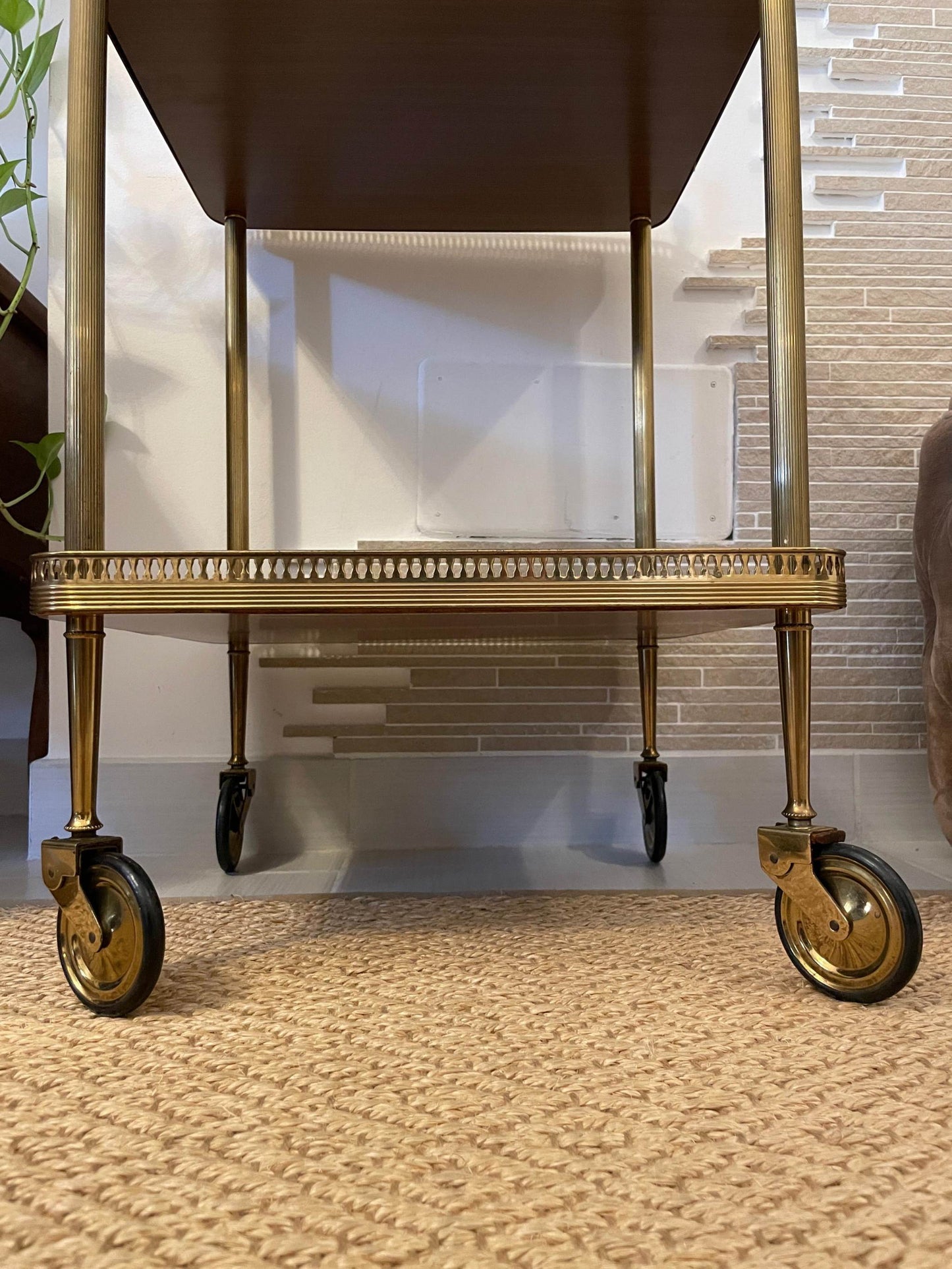 carrello vintage italiano anni 50 in ottone con ruote e pannelli in vetro stile Hollywood Regency