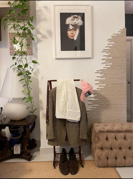 Fratelli Reguitti appendiabiti vintage in legno Made in Italy con giacca pantaloni e cappello elegante in ambiente domestico raffinato