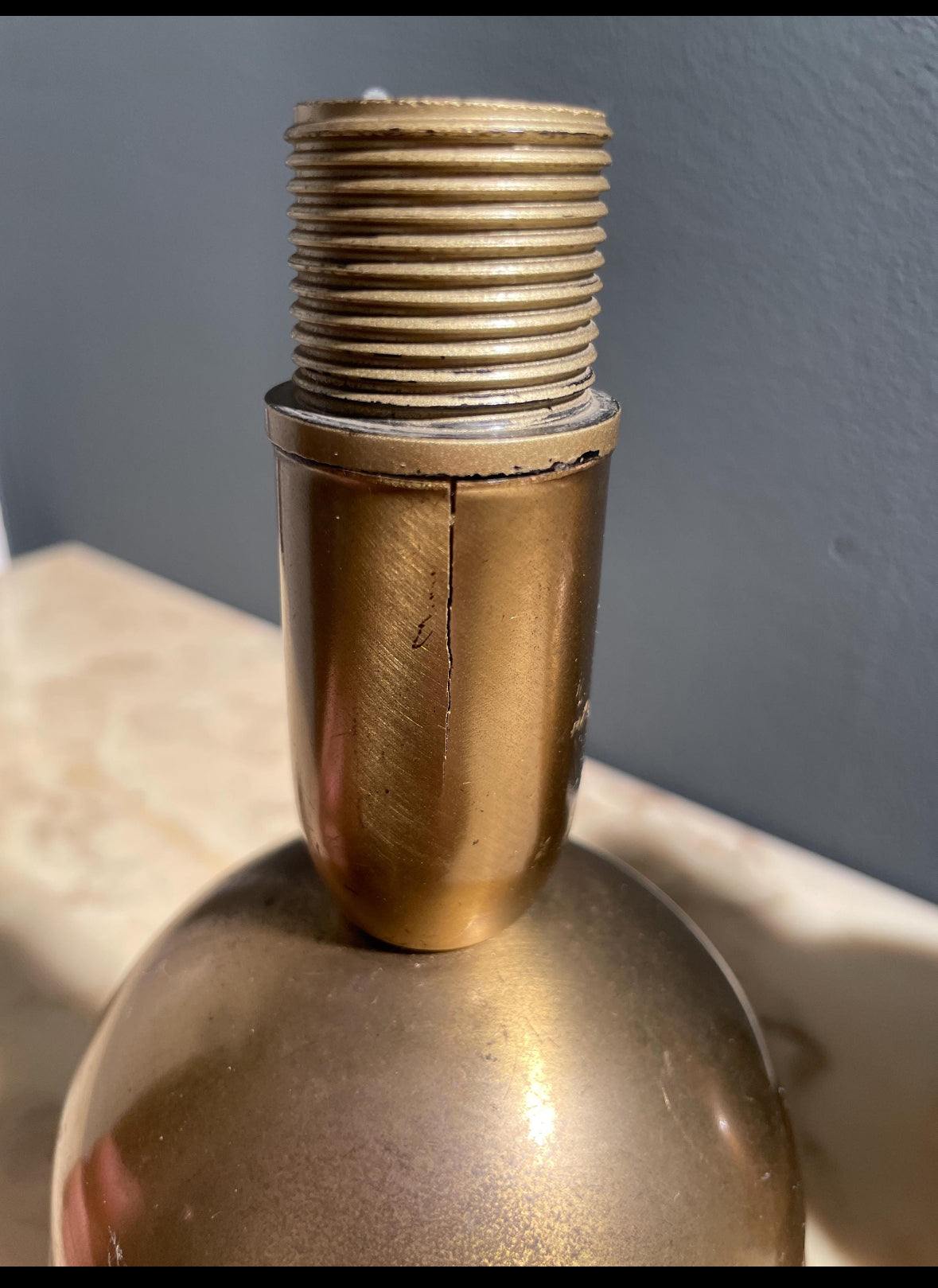 lampada vintage in ottone design Bauhaus anni '40 con patina originale elegante e funzionale