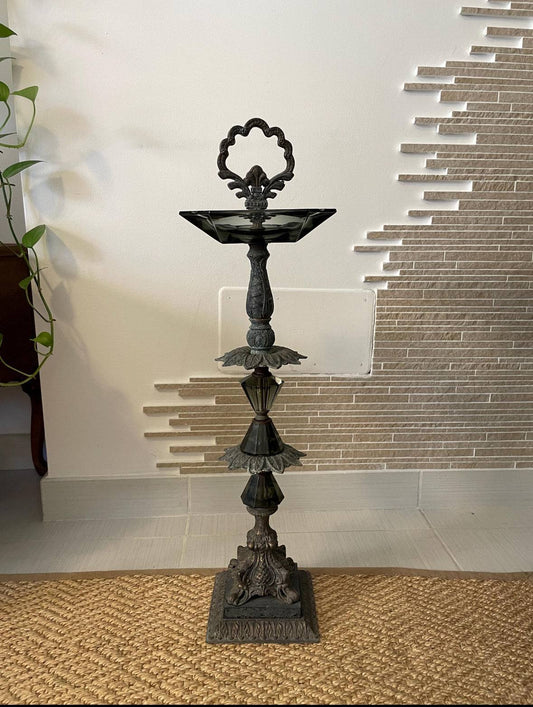 Portacenere vintage italiano in ottone con base in legno, design artigianale mid century per sigari e sigarette.