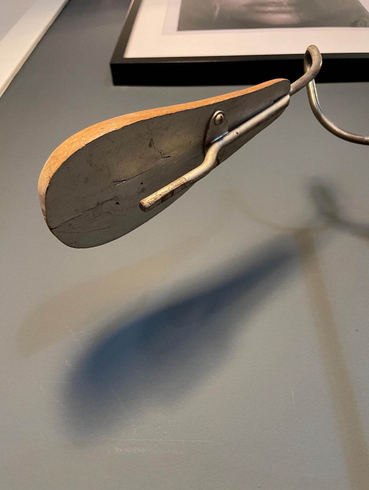 gancio in legno e metallo di appendiabiti vintage industriale artigianale italiano minimalista