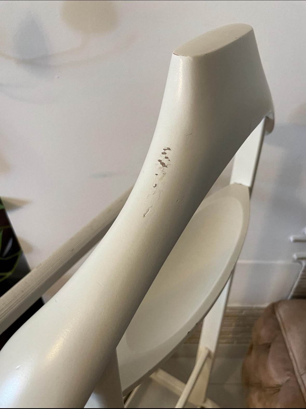 Fratelli Reguitti Valet stand vintage in legno bianco con segni di usura dettagli originali design italiano elegante.
