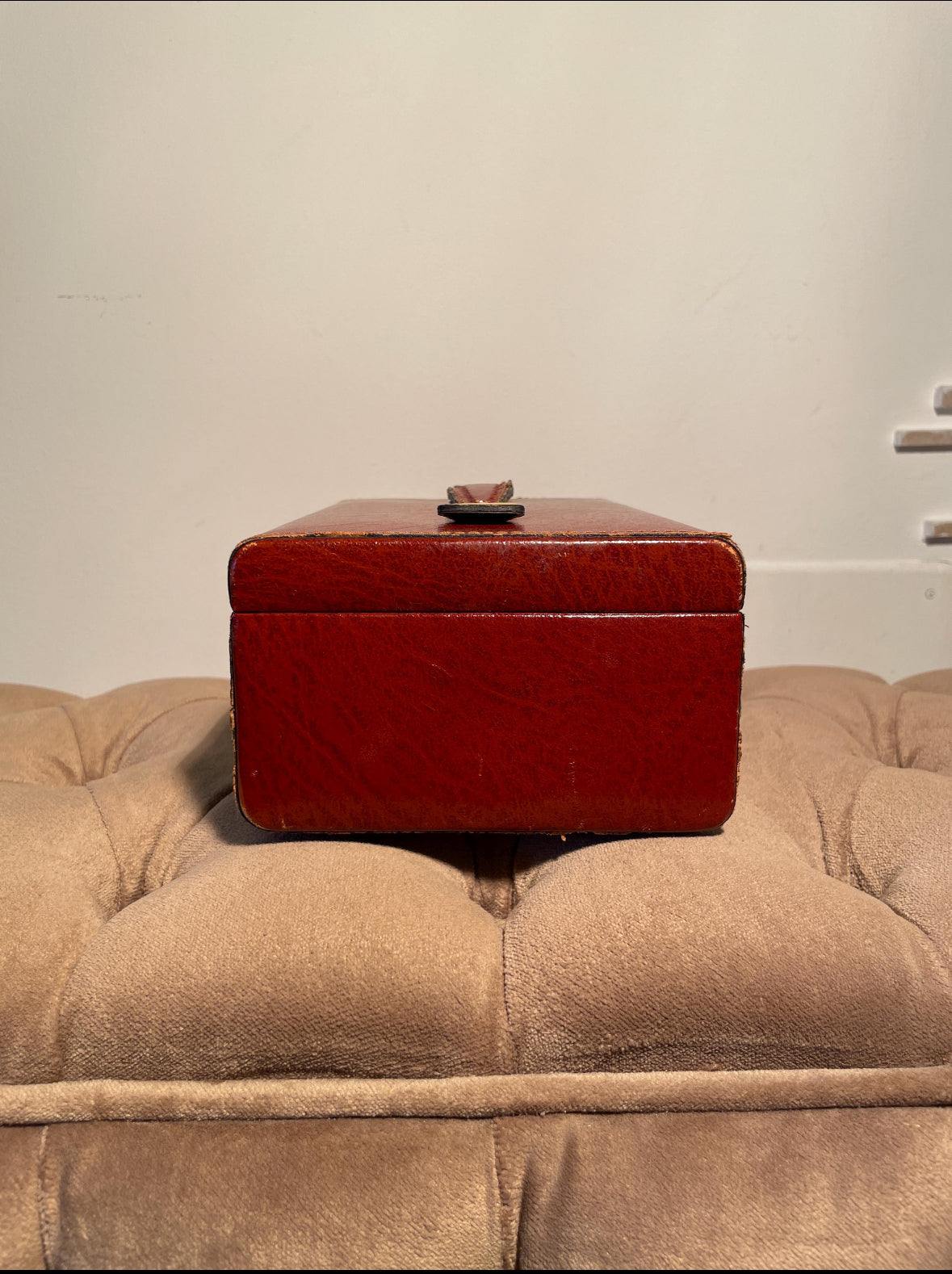 Grande porta gioielli vintage in pelle italiana con design elegante e funzionale per conservare collane, anelli e braccialetti
