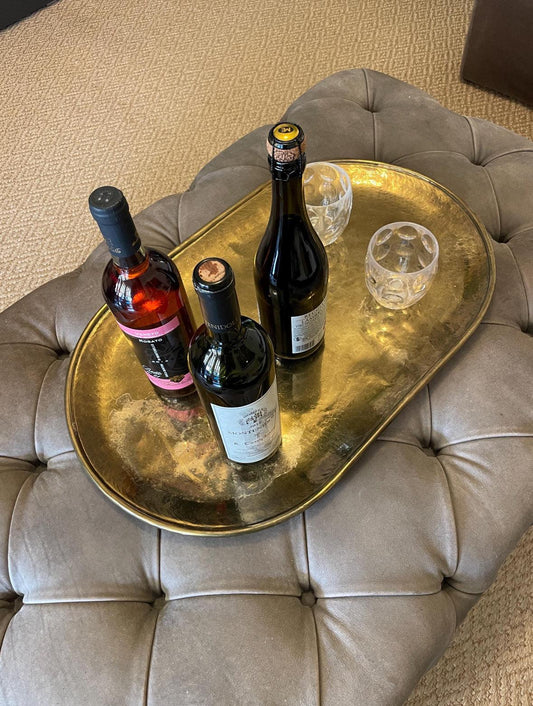 Vassoio vintage in ottone italiano con patina, decorazione barocco, set di due per tavoli da comodino, artigianato di lusso.