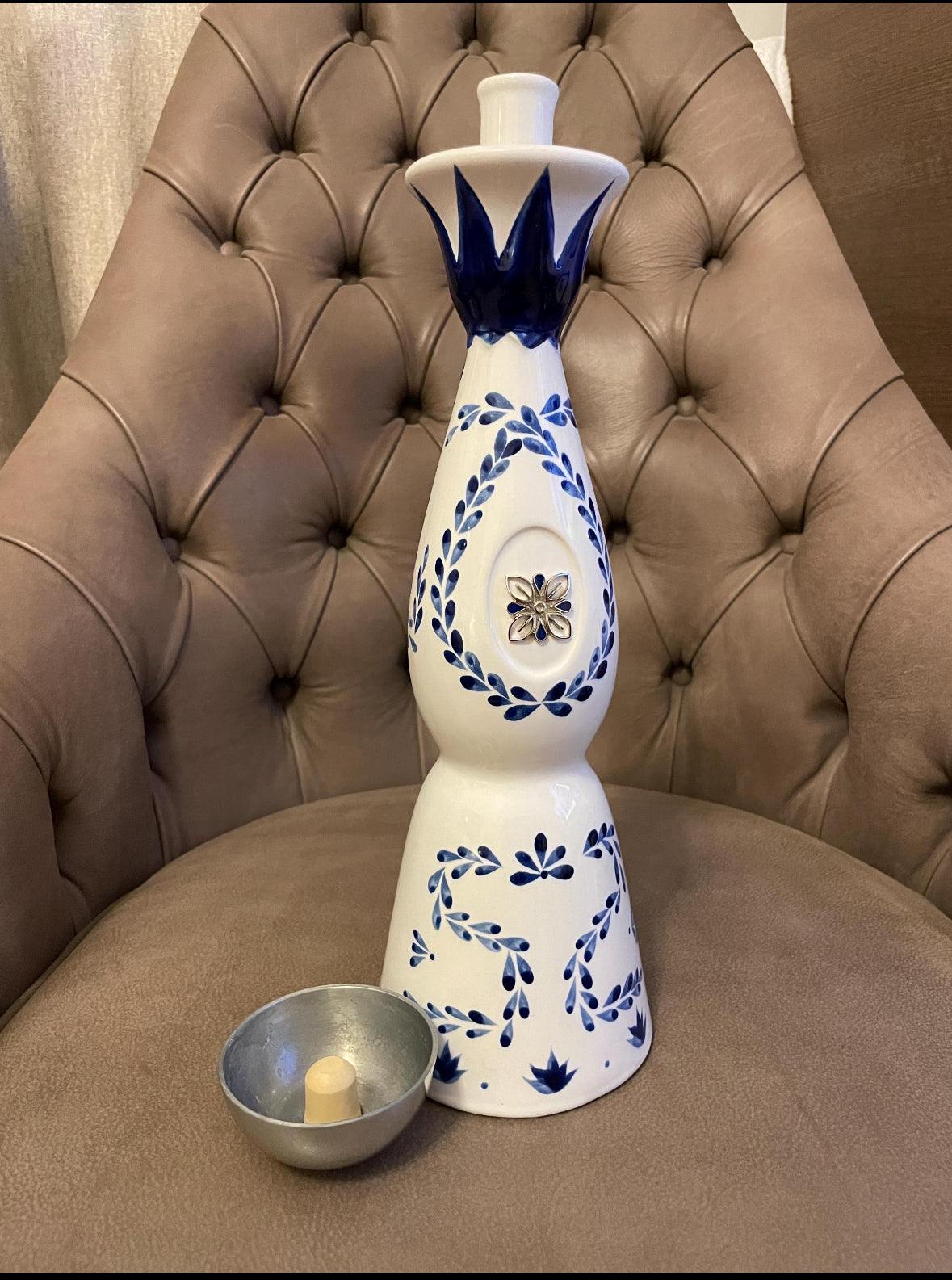 Bottiglia Clase Azul Reposado in ceramica bianca con decoro floreale blu dipinta a mano, decanter da collezione elegante e artistico.