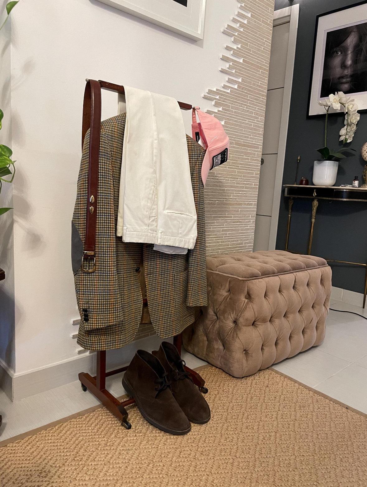 portabiti vintage Fratelli Reguitti in legno italiano con giacca, pantaloni e scarpe da uomo