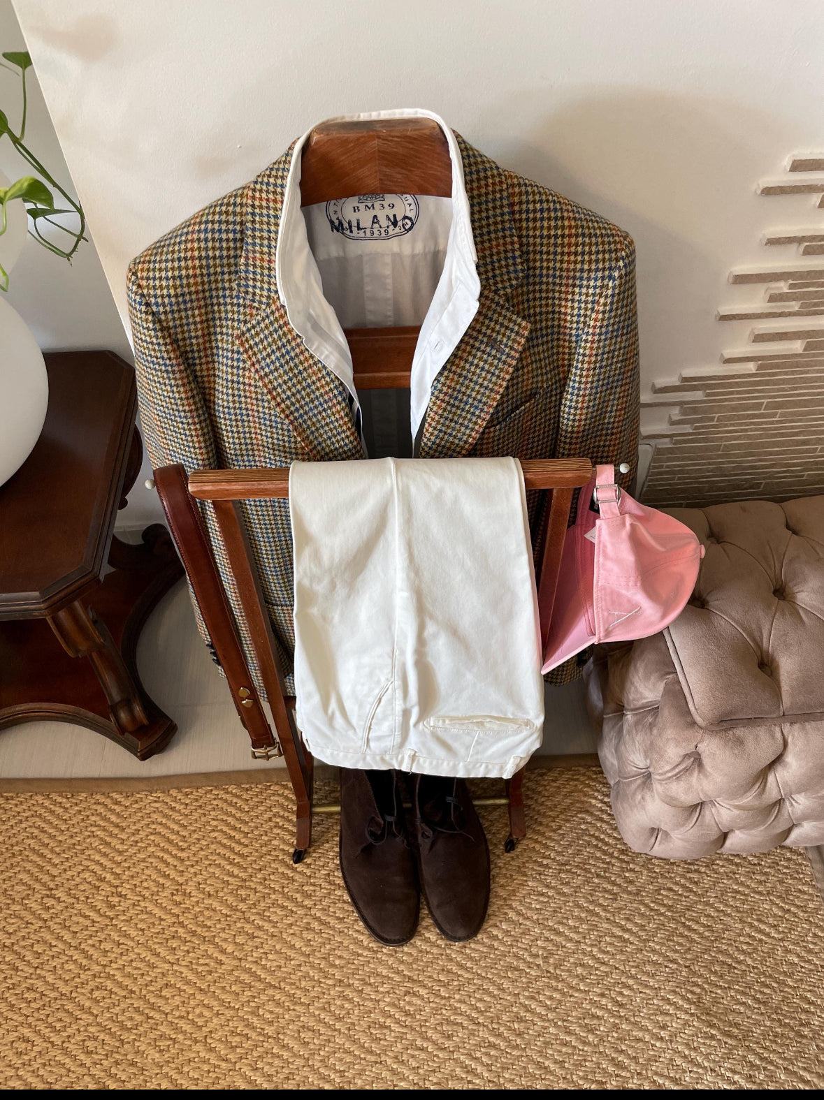 appendiabiti vintage in legno stile italiano con giacca e pantaloni elegante organizzatore servomuto