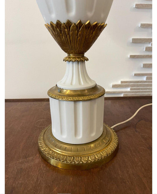 Lampada da tavolo elegante in ceramica bianca e ottone vintage classico con base decorata