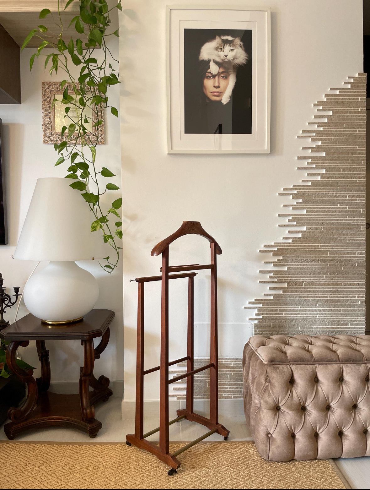 Appendiabiti vintage in legno italiano Valet stand elegante e funzionale per abiti e accessori