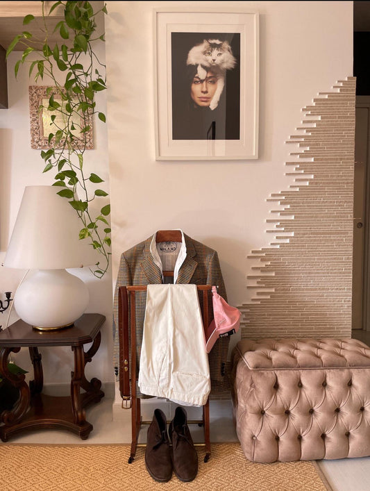 appendiabiti vintage in legno italiano con giacca, pantaloni e scarpe, design classico da servomuto per uomo elegante