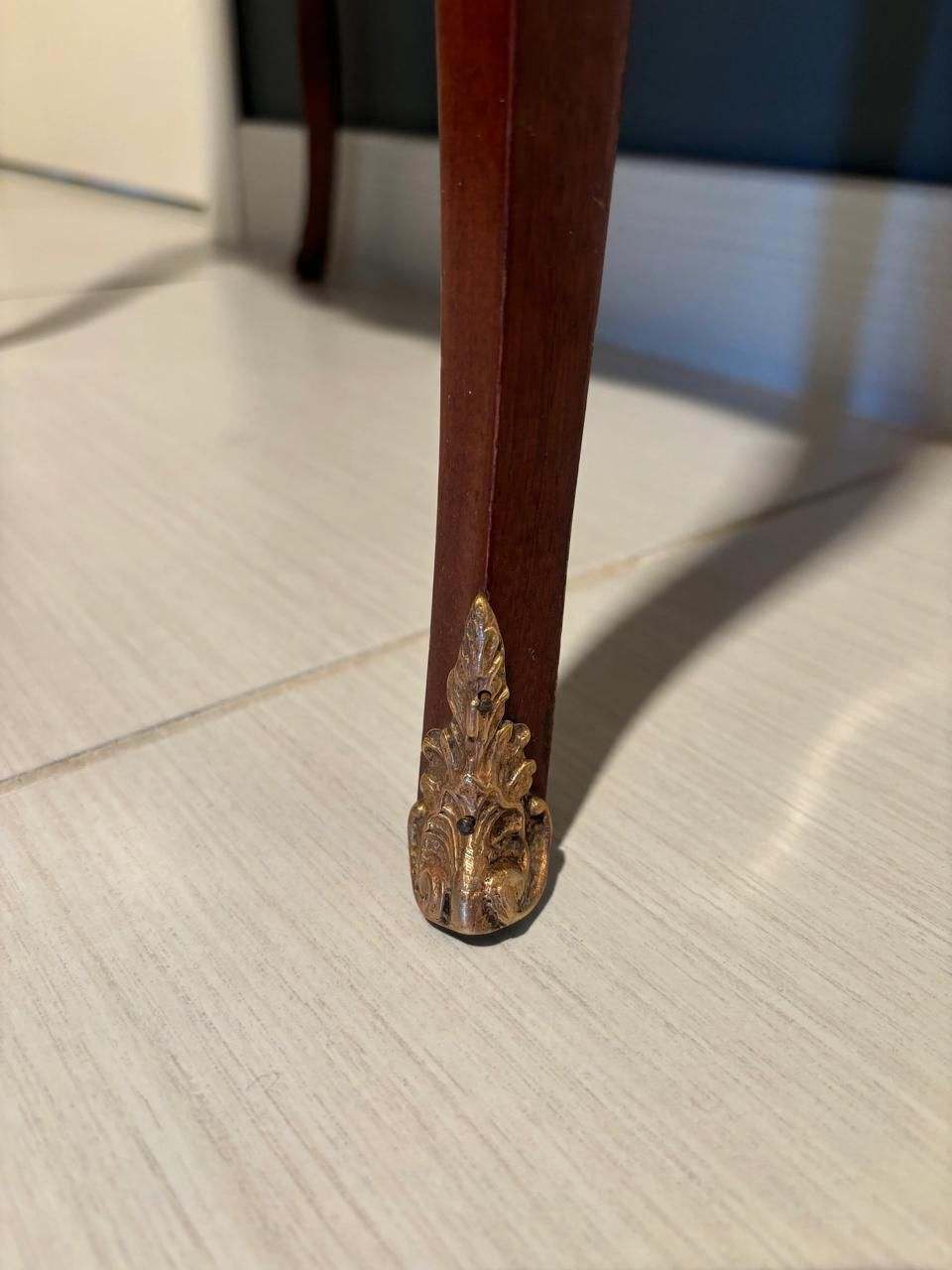Gamba di tavolino vintage da comodino francese con decorazioni barocche in legno e finiture dorate
