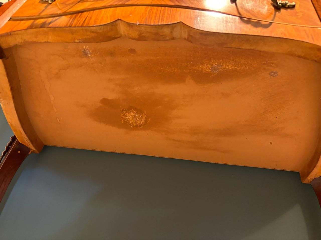 Tavolino vintage da comodino stile francese Luigi XIV con intagli barocchi e finitura antica in legno, design art deco italiano.