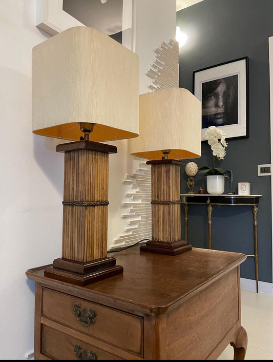 lampade da tavolo italiane vintage in legno massiccio con base regolabile e paralume beige su mobile antico in ambiente elegante