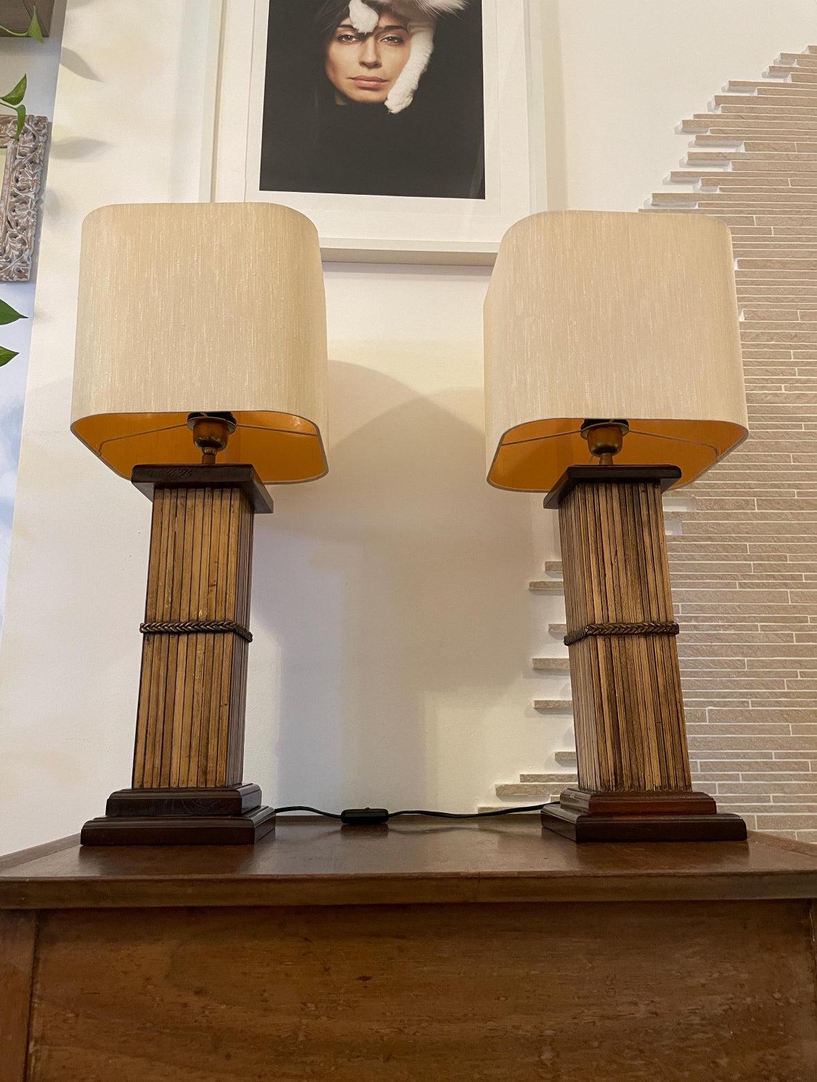 coppia di lampade da tavolo vintage italiane in legno con paralumi beige su base rettangolare