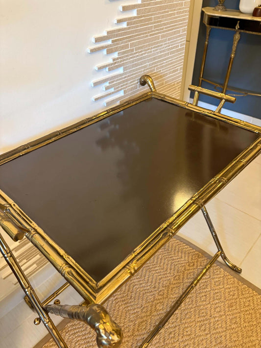 Set tavolo pieghevole e sedia in ottone stile Hollywood Regency con piano in vetro fumé e design vintage italiano mid-century