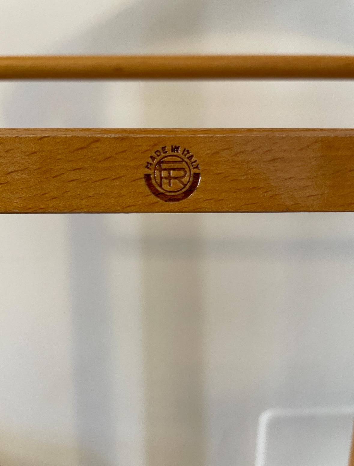 Dettaglio marchio legno appendiabiti vintage Fratelli Reguitti made in Italy