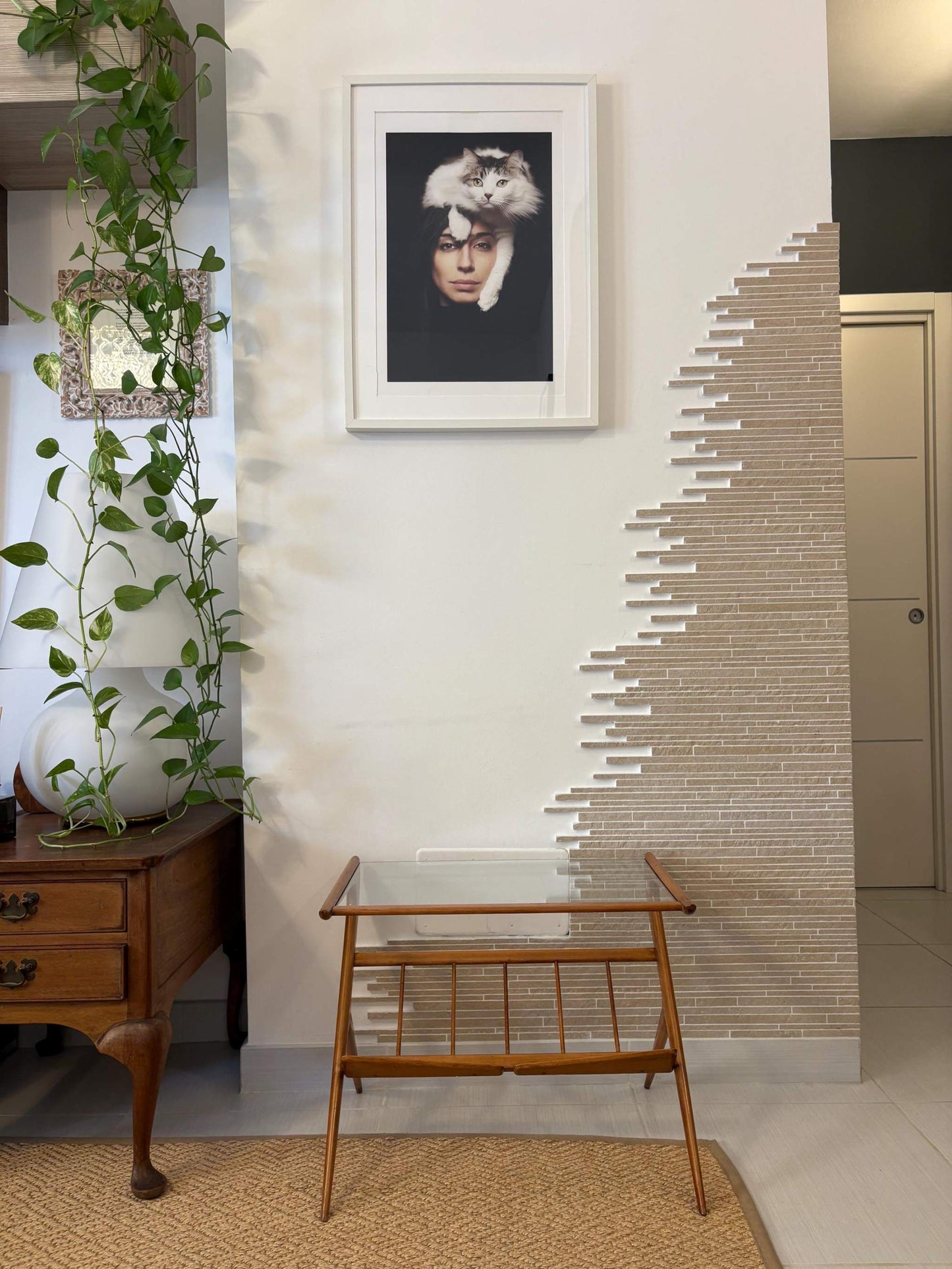 Tavolino vintage da comodino in legno chiaro stile metà secolo con piano in vetro rimovibile e scomparti porta riviste integrati design italiano Ico Parisi