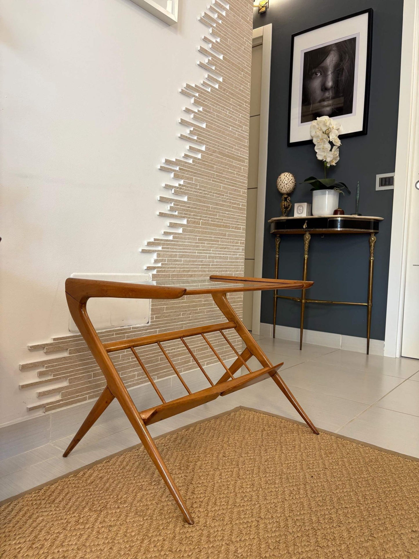 Tavolino vintage da comodino in stile italiano mid-century con ripiani per riviste e struttura in legno chiaro di design Ico Parisi