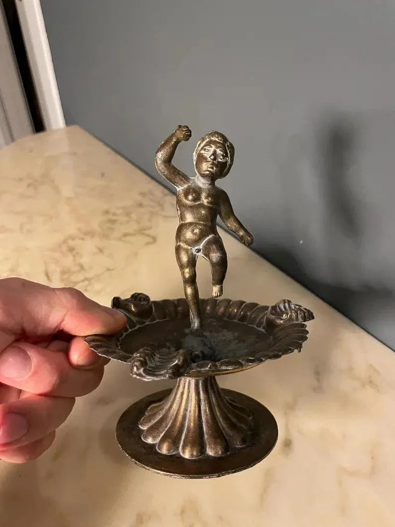 Portacenere vintage italiano in ottone con figura decorativa artigianale e base in legno