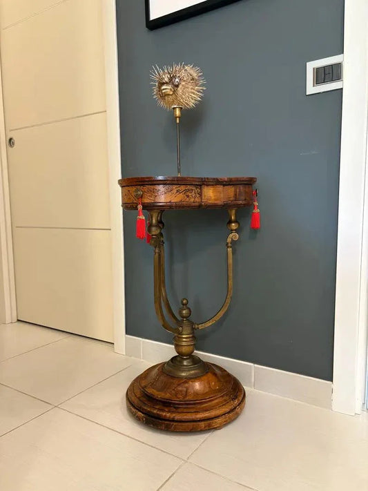 Tavolino vintage da comodino in legno e ottone stile barocco italiano con tre scomparti decorativi