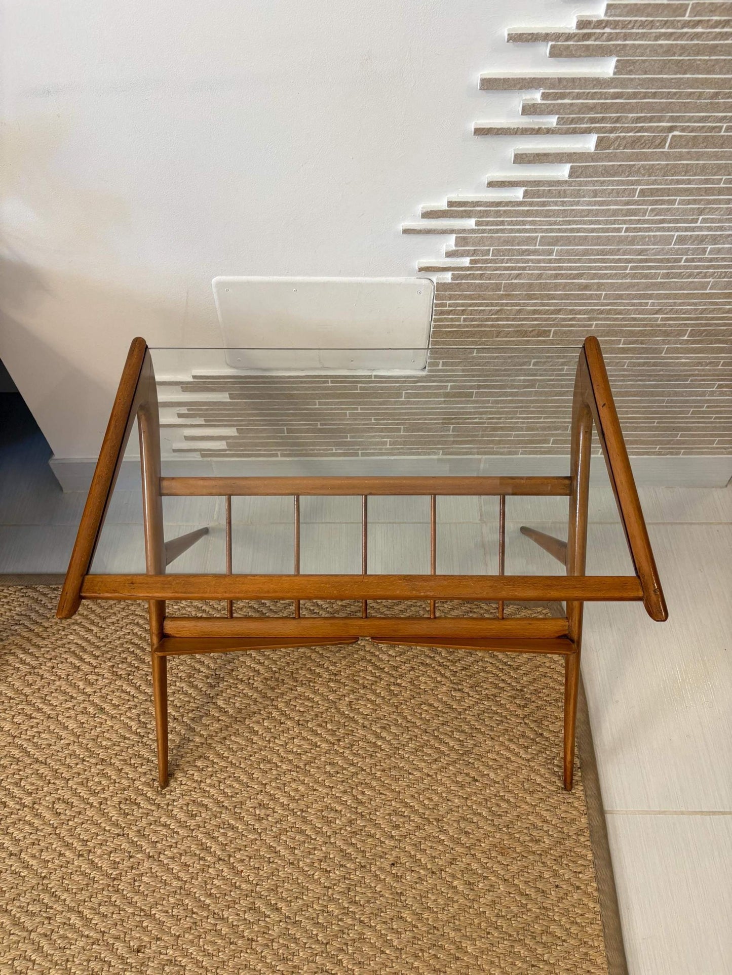 Tavolino vintage da comodino in legno chiaro stile metà secolo con piano in vetro removibile e scomparti per riviste, design italiano Ico Parisi.