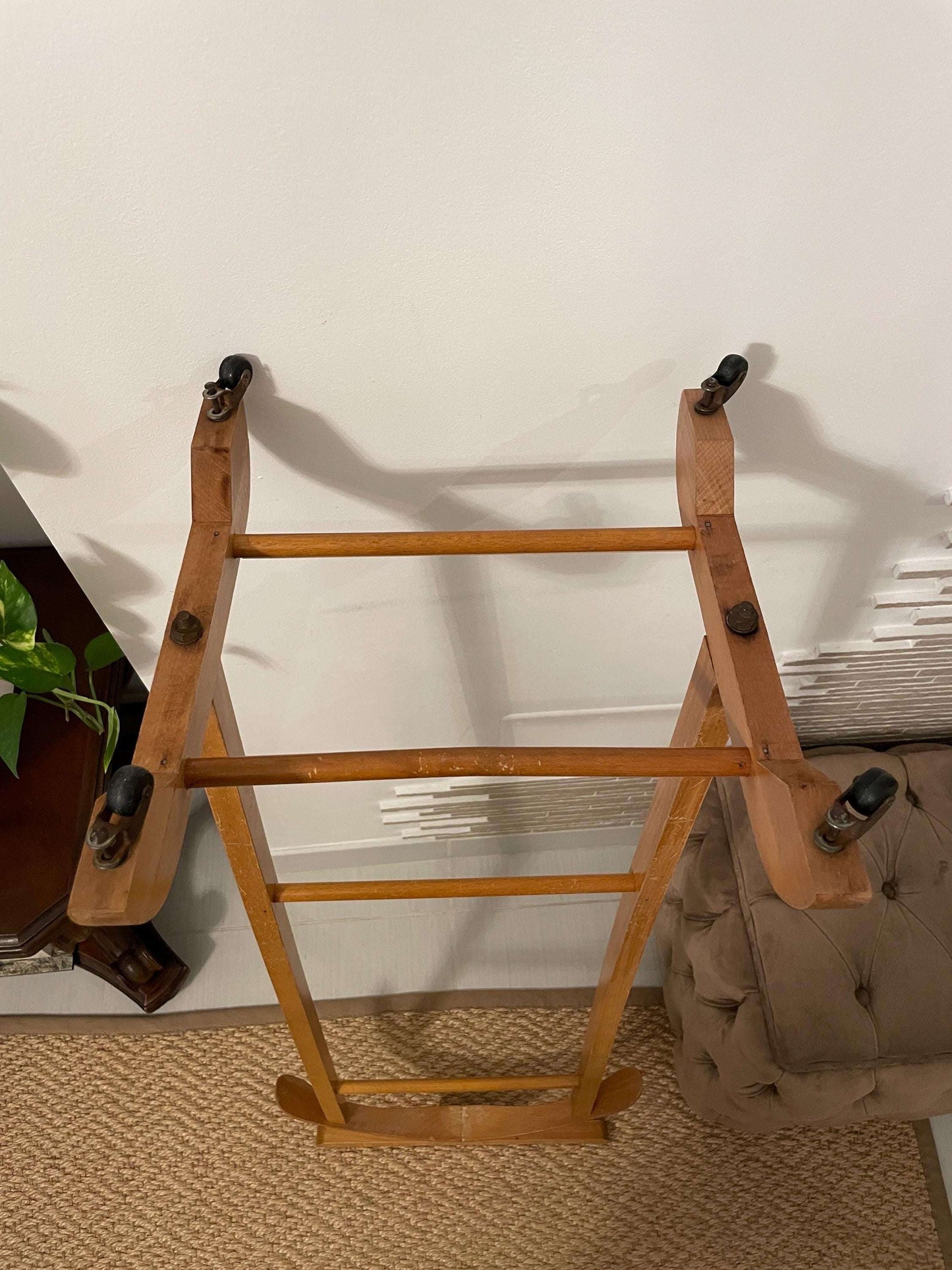 Portabiti vintage in legno Made in Italy stile mid century rustico per abiti e accessori
