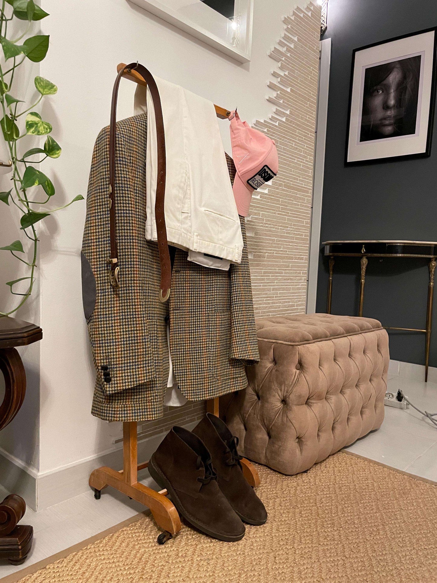 guardaroba vintage made in italy in legno con giacca, pantaloni, scarpe e cappello in ambiente elegante e rustico